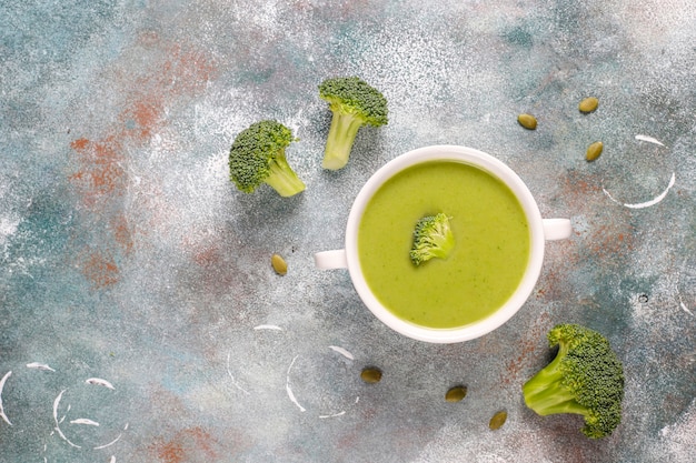 Foto grátis sopa de creme de brócolis caseiro verde delicioso.