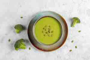 Foto grátis sopa de creme de brócolis caseiro verde delicioso.