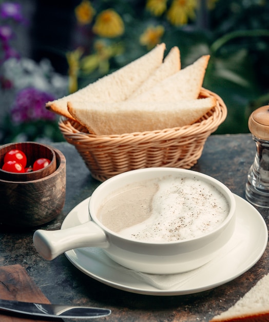 Sopa de creme de cogumelos em cima da mesa