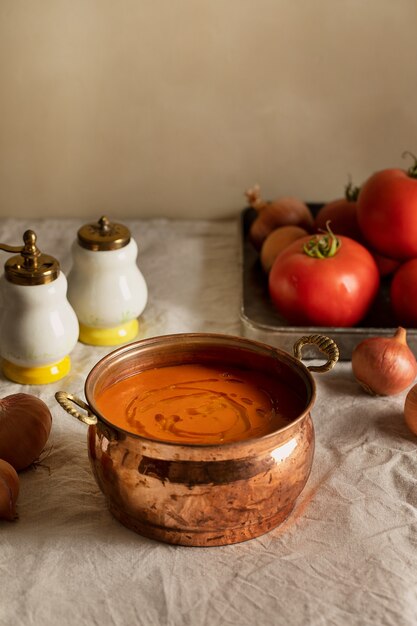 Sopa de creme de tomate saboroso alto ângulo