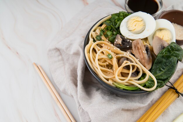 Sopa de espinafre e ovos ramen e pauzinhos