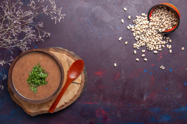 Sopa de feijão deliciosa sopa cozida na superfície escura sopa de feijão refeição picante