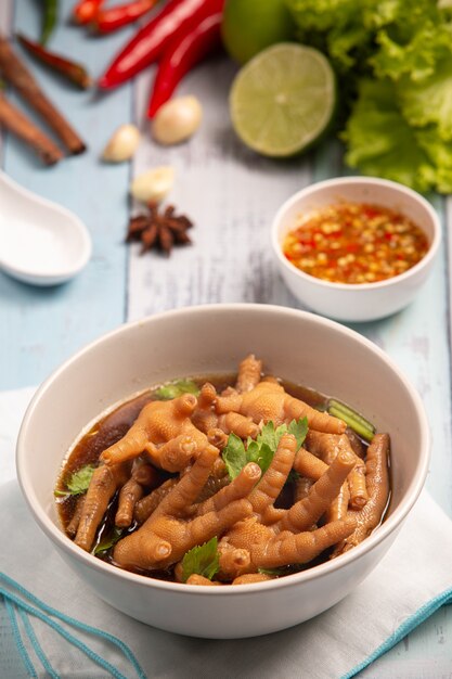 Sopa de frango estufada servida com molho picante de peixe