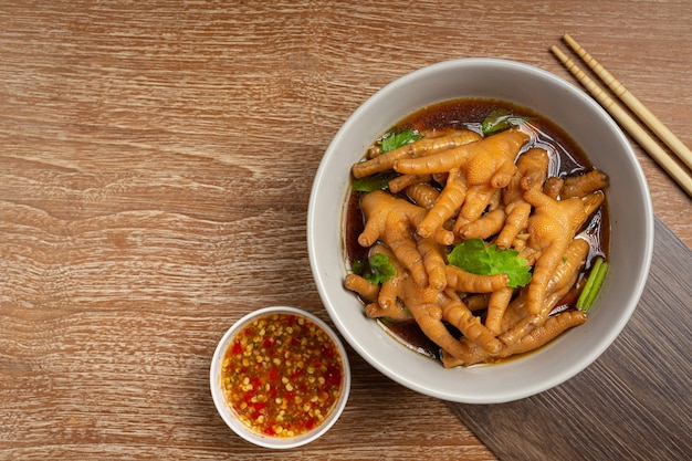 Sopa de frango estufada servida com molho picante de peixe