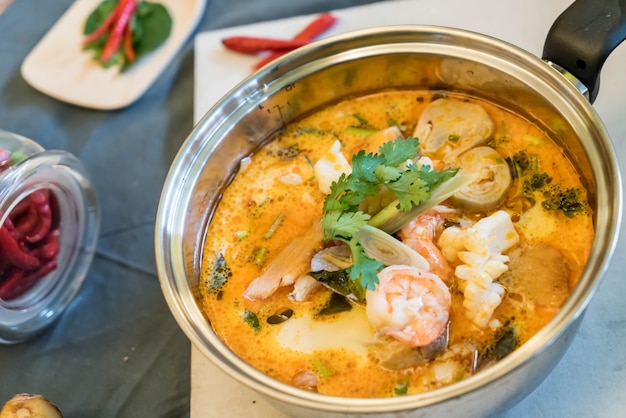 Sopa de frutos do mar ou Tom Yum Seafood