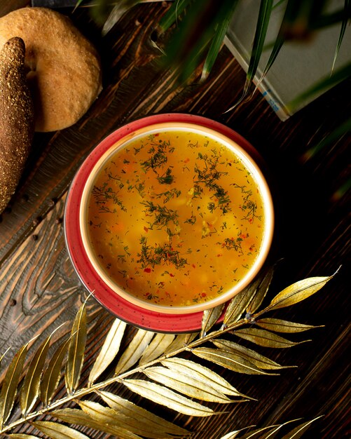 Foto grátis sopa de galinha em cima da mesa