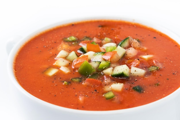 Foto grátis sopa de gaspacho tradicional espanhola em tigela isolada no fundo branco