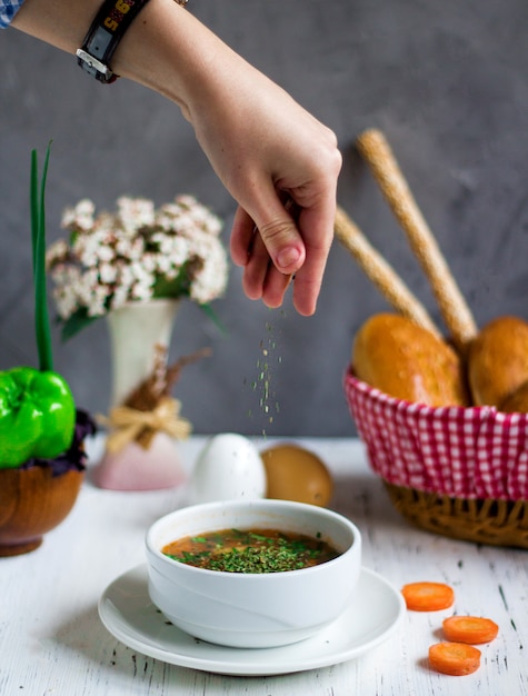 Sopa de legumes coberta com ervas