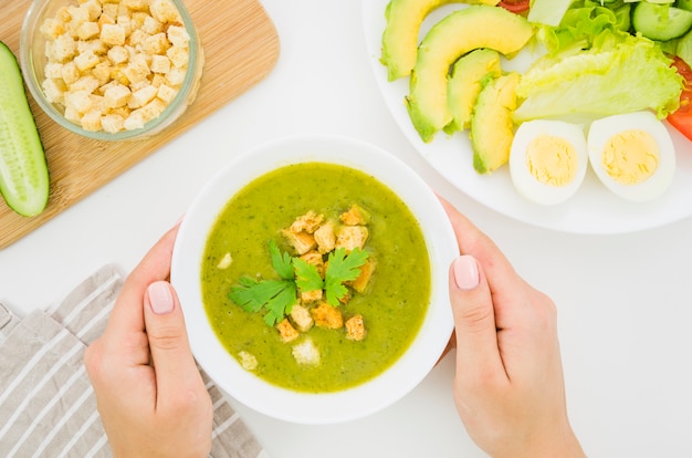 Foto grátis sopa de legumes com pão ralado e salsa