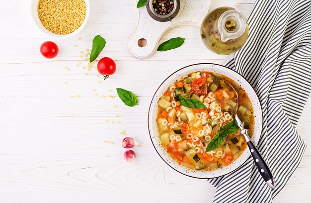 Sopa de legumes Minestrone com macarrão