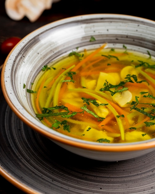 Sopa de legumes servida com verduras