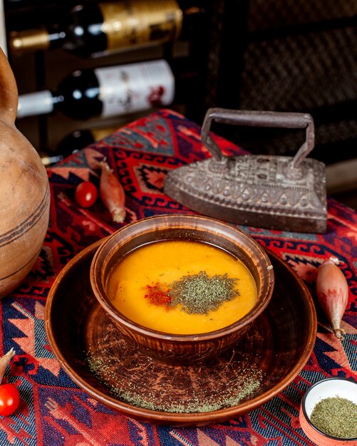 Sopa de lentilha com ervas secas