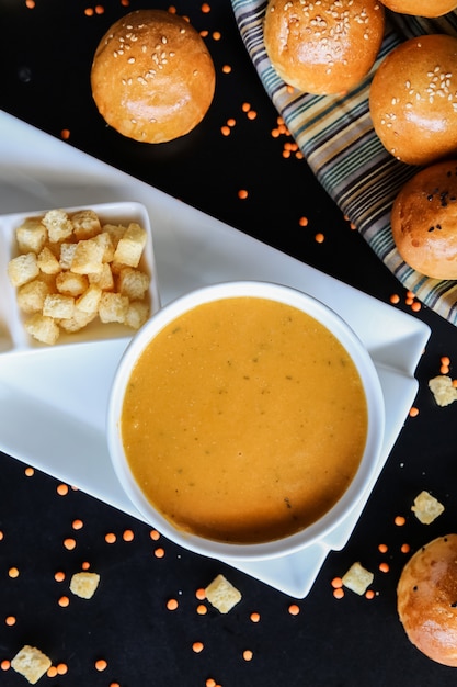 Sopa de lentilha racha pães de limão vista superior