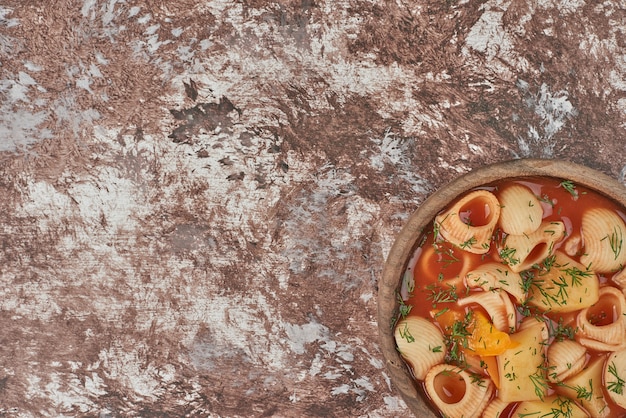 Foto grátis sopa de macarrão com molho de tomate.