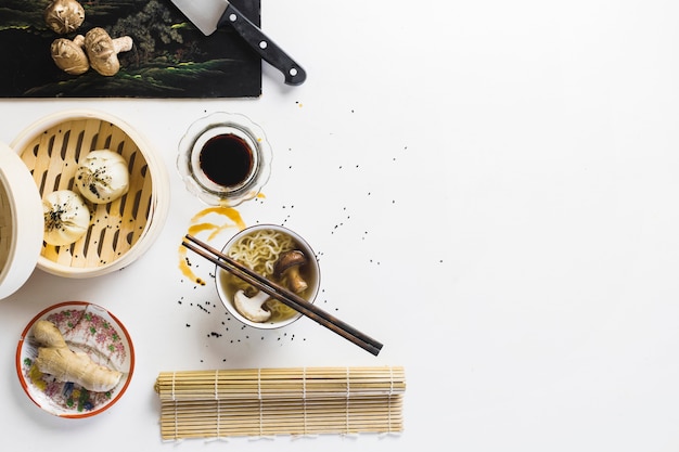 Sopa de macarrão perto de baozi