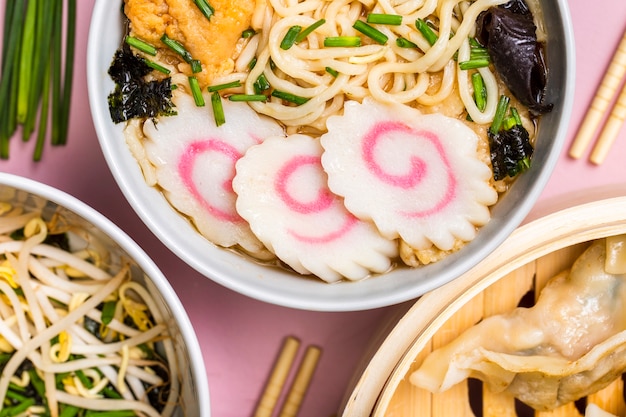 Sopa de macarrão ramen close-up em tigelas