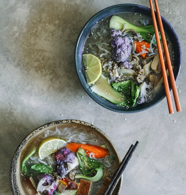 Sopa de macarrão vegan com idéia de receita de fotografia de comida de tofu