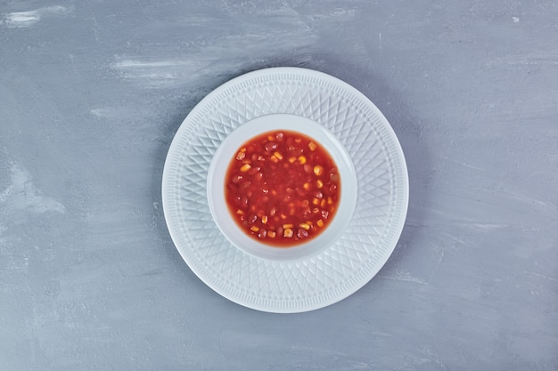 Foto grátis sopa de milho com molho de tomate.