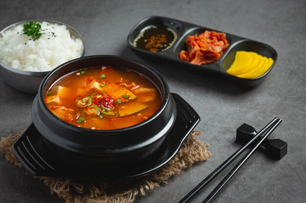 Sopa de pasta de feijão no estilo coreano