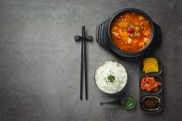 Sopa de pasta de feijão no estilo coreano