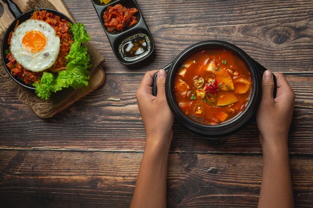 Sopa de pasta de feijão no estilo coreano