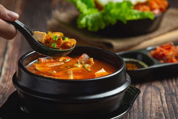 Sopa de pasta de feijão no estilo coreano