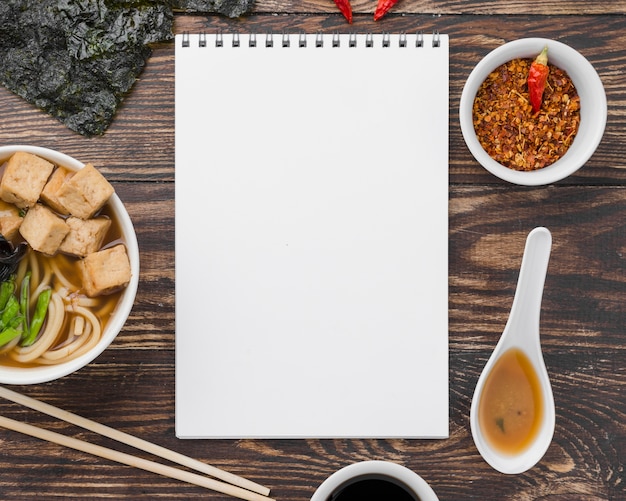 Foto grátis sopa de ramen caseira e bloco de notas