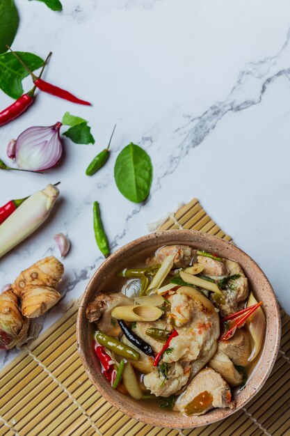 Sopa de tendão de carne de porco picante e ingredientes de comida tailandesa.