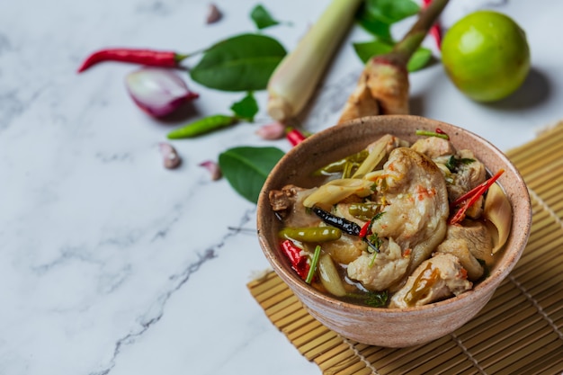 Foto grátis sopa de tendão de carne de porco picante e ingredientes de comida tailandesa.