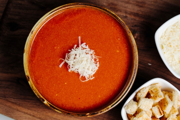 Sopa de tomate coberta com queijo