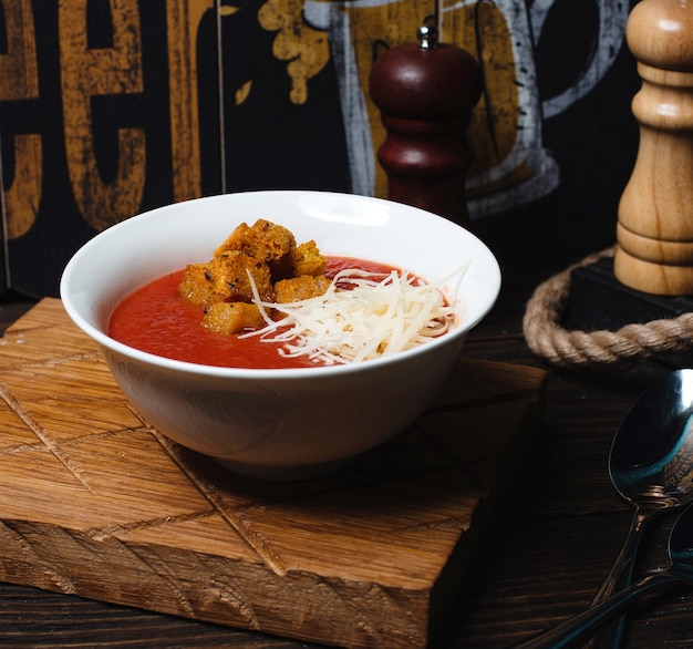 Sopa de tomate com biscoitos e queijo ralado 1