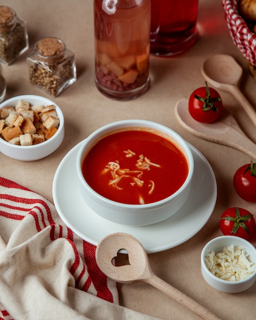 Sopa de tomate com bolachas de queijo vista lateral