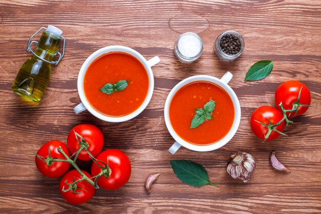 Sopa de tomate com manjericão em uma tigela.