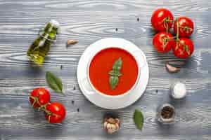 Foto grátis sopa de tomate com manjericão em uma tigela.