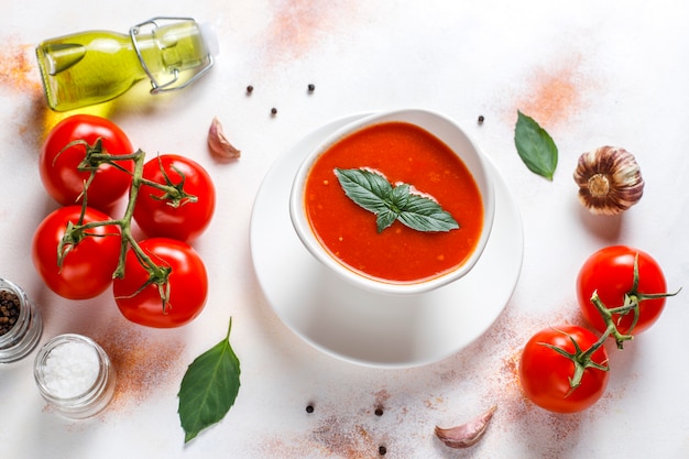 Sopa de tomate com manjericão em uma tigela.