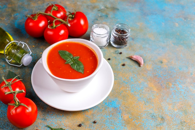Sopa de tomate com manjericão em uma tigela.