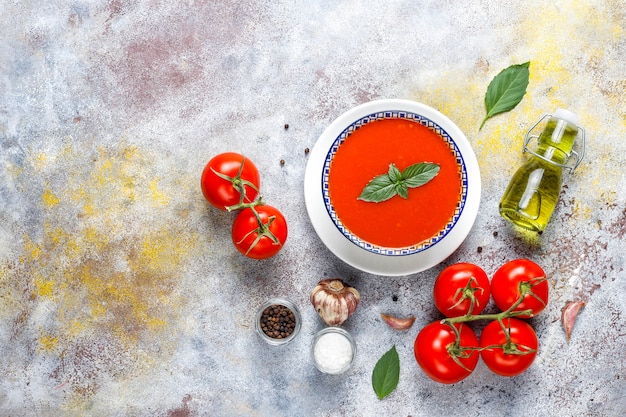 Sopa de tomate com manjericão em uma tigela.