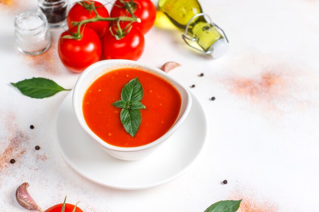 Sopa de tomate com manjericão em uma tigela.