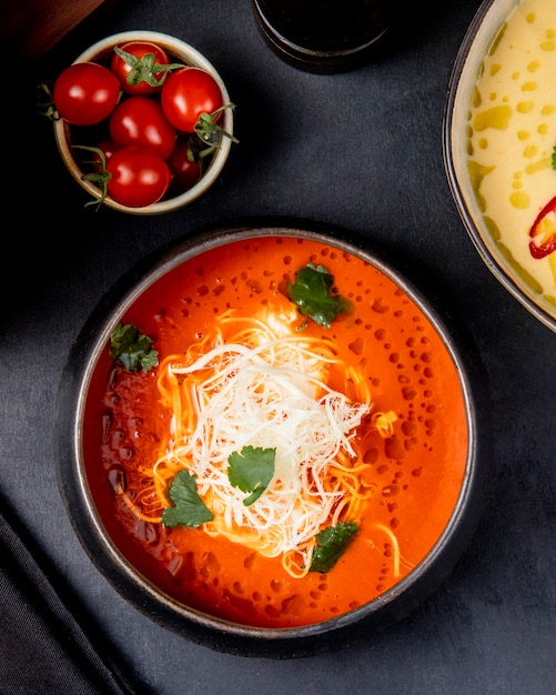 Foto grátis sopa de tomate com queijo em uma tigela vista superior