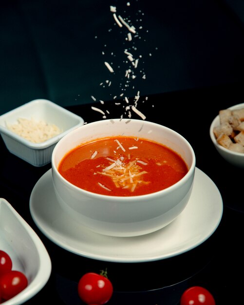 Sopa de tomate com queijo ralado e bolachas