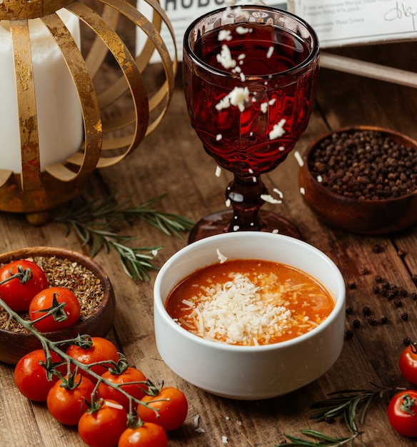 Sopa de tomate com queijo