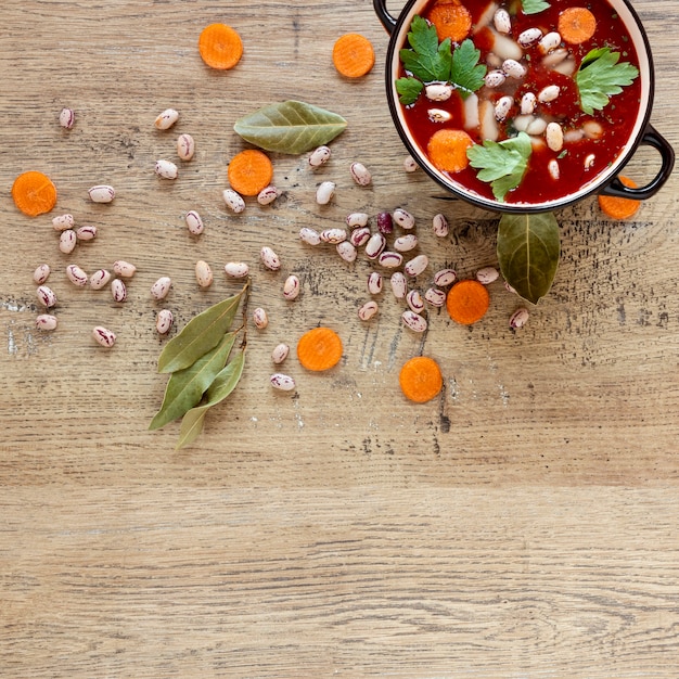 Sopa de tomate e cenoura em panela