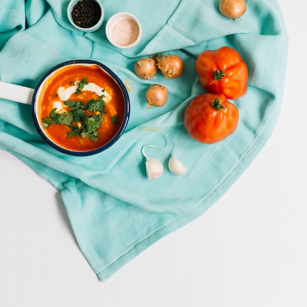 Sopa de tomate fresco em panela