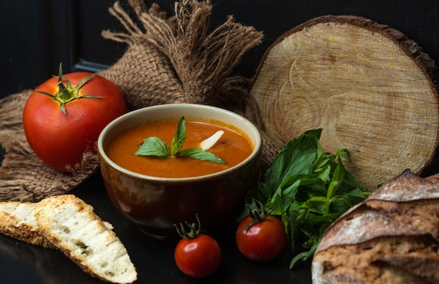 Sopa de tomate, guarnecida com queijo e hortelã