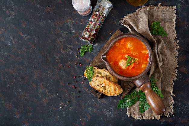 Sopa de tomate picante com almôndegas, massas e legumes. Jantar saudável. Vista do topo