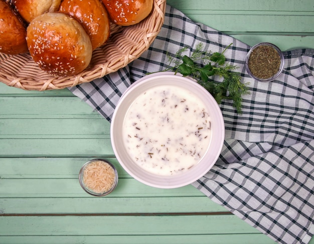 Sopa de yayla caucasiano com pães.