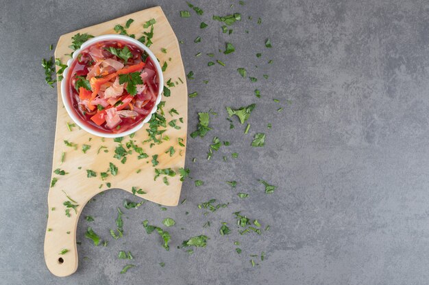 Foto grátis sopa deliciosa de borscht em uma tigela branca. foto de alta qualidade