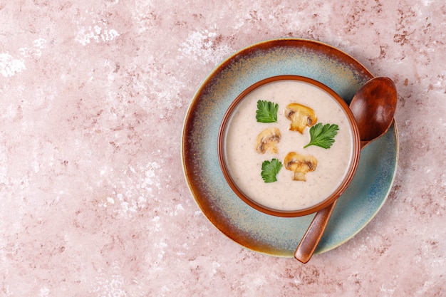 Foto grátis sopa deliciosa de creme de cogumelos caseiros, vista superior