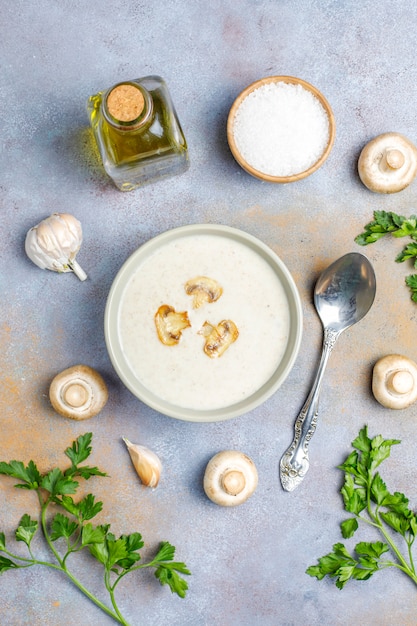 Sopa deliciosa de creme de cogumelos caseiros, vista superior