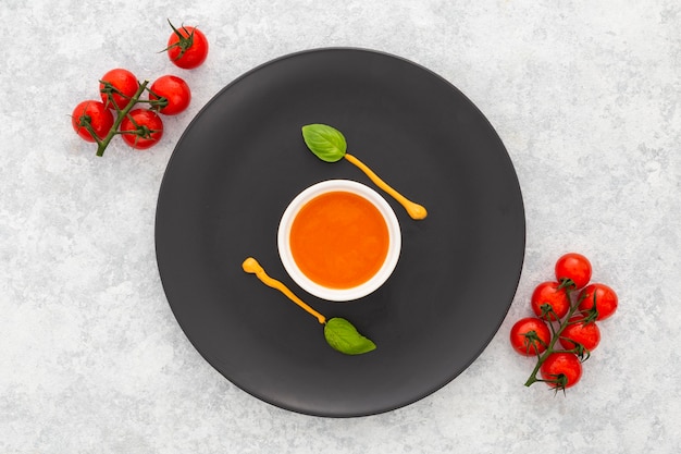 Sopa deliciosa de tomate pronta para ser servida